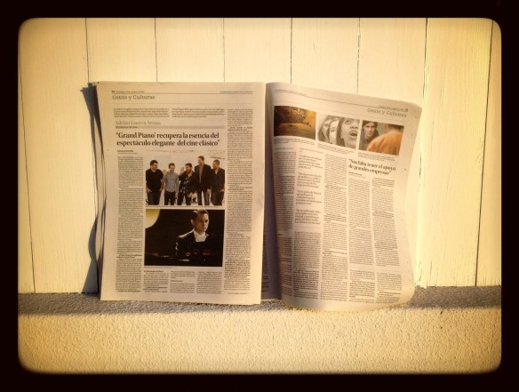 El periódico recién comprado hoy al amanecer en una azotea de Las Palmas de Gran Canaria. LUIS ROCA ARENCIBIA