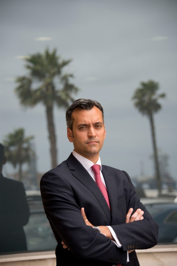 Jaime Sanz, junto a la sede de EY Abogados, en la Avenida Marítima de Las Palmas de Gran Canaria. / LUIS ROCA ARENCIBIA