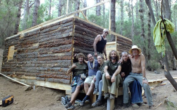 Gustavo Benítez (2i) con otros técnicos delante de la cabaña construída para "El clan" (Jaime Falero, 2011)