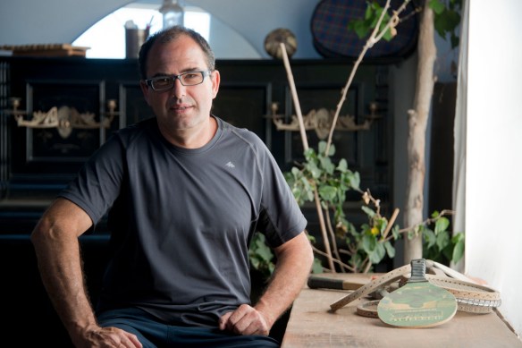 Gustavo Benítez en su casa de Telde, el día de la entrevista / LUIS ROCA ARENCIBIA