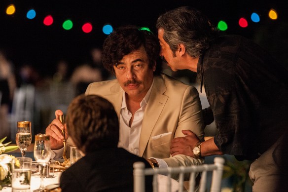 Benicio del Toro clava al narco Escobar con solo tres apariciones, aunque el filme se distancia después de él para centrarse en el personaje de Nick.