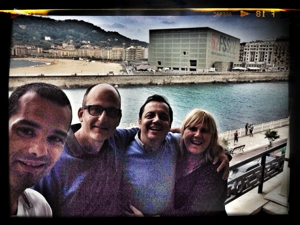 Compañero de excepción en el piso este año fue el productor de televisión Santiago Falcón, que sabe más de cine e industria audiovisual que todo un aforo completo del Kursaal (al fondo), 1.800 personas. En el 'selfie' de José González, con Marta de Santa Ana y conmigo.