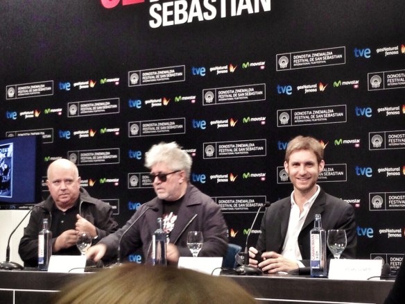 Los hermanos Almodóvar y el director Damián Szifrón, en la rueda de prensa de "Relatos Salvajes". / MARTA DE SANTA ANA