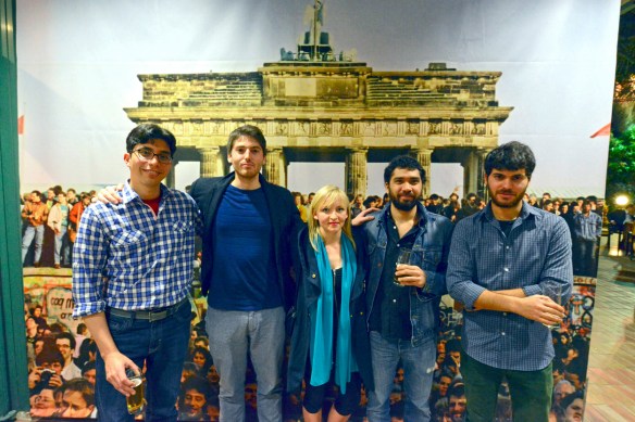 De izquierda a derecha, Camilo Cabrera (Colombia); Mladjen Minic (Serbia); Darja Pilz (Alemania); Nicolás Aguilar (Méjico); y Falcao (Portugal), algunos de los cortometrajistas del mundo invitados a El Cairo, en la recepción ofrecida en la embajada alemana. EL primero obtendría una mención en el palmarés.