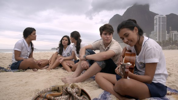 El muy sólido guión de "Casa Grande" transcurre en Rio de Janeiro. Especialmente se agradece la descripción del ambiente en esa casona a punto de ponerse en venta donde convive la familia propietaria con el menguante servicio. 