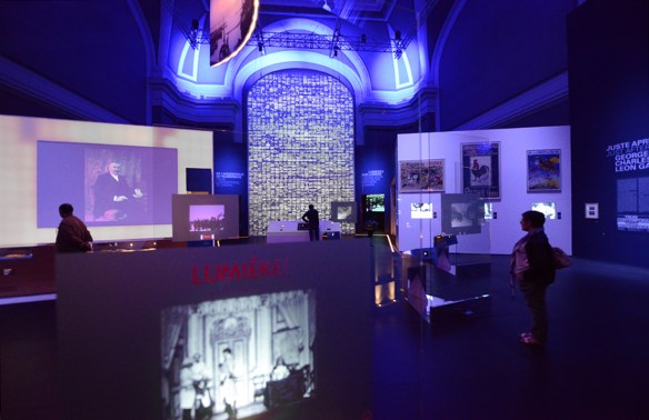 Vista de la zona de la exposición con las pantallas táctiles y el mosaico donde se muestran las 1.422 películas producidas por los hermanos Lumière. / LUIS ROCA ARENCIBIA