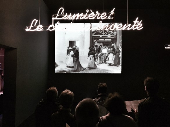 La "Salida de la fábrica" abre la exposición. / LUIS ROCA ARENCIBIA