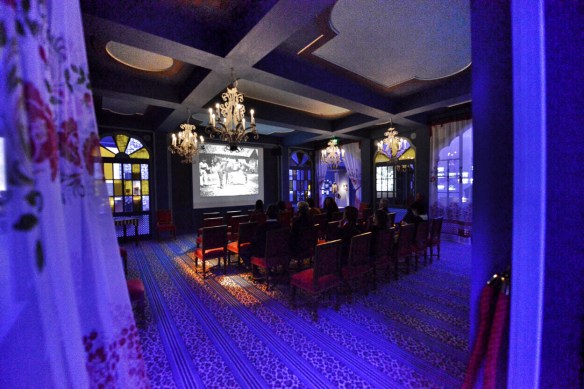 La exposición muestra esta reproducción del Salón Indio del Grand Café de Paris, lugar de la primera proyección con pago de entrada. / LUIS ROCA ARENCIBIA