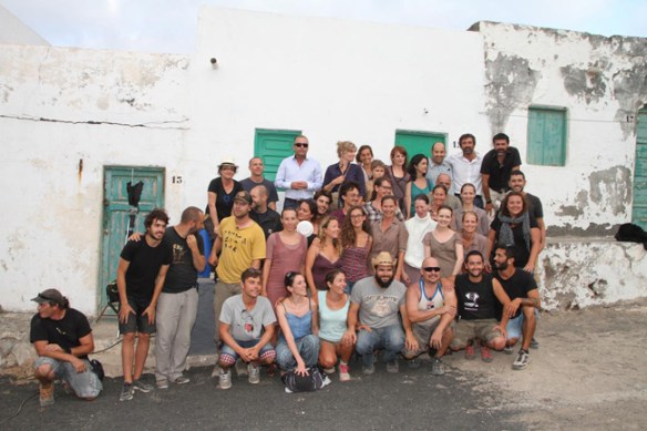 Foto del rodaje del equipo de "Evolution" en Tenasar (Tinajo). Lucile Hadzihalilovic, en el centro, con gafas y camisa de cuadros; Sebastián Álvarez, en la esquina superior derecha. / Volcano Films / OAC