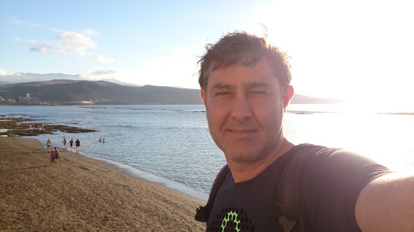 Autorretrato de Manuel Cardenal en la playa de Las Canteras /OAC