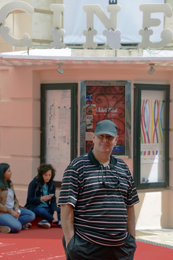 Hernández, delante del Cine Albéniz de Málaga / L.R.A.