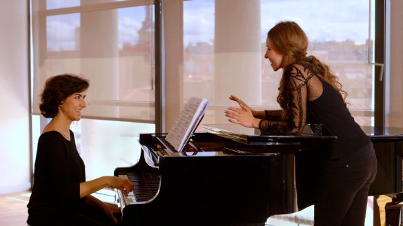 Un momento del documental "Una rosa para Soler", con Rosa Torres Pardo (i) y Rocío Márquez. / OAC