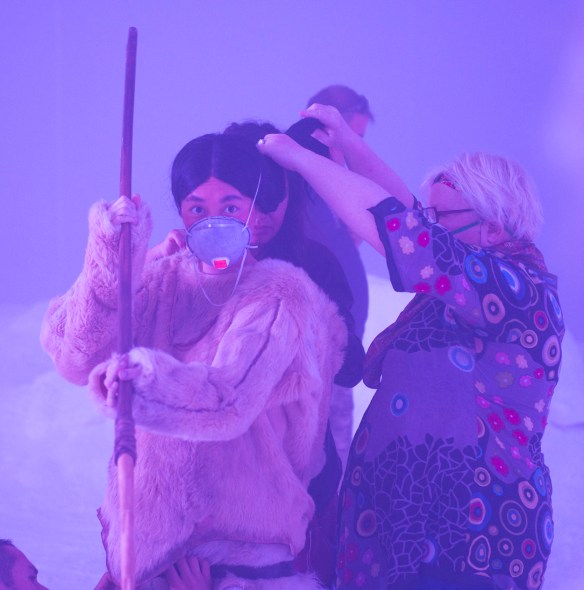 Sylvie Imbert retoca a Rinko Kikuchi poco antes de rodar. / LEANDRO BETANCOR