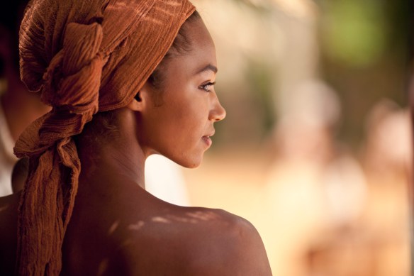 Berta Vázquez, en el papel de Bisila, es una de las sorpresas del casting de "Palmeras en la nieve" / OAC