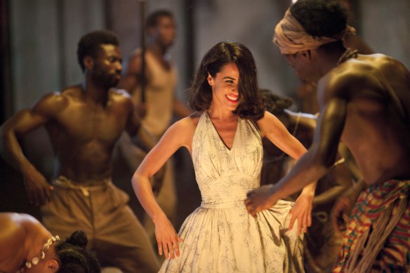 Macarena García interpreta a Julia, la joven colona cuyo corazón se debate entre dos. / OAC