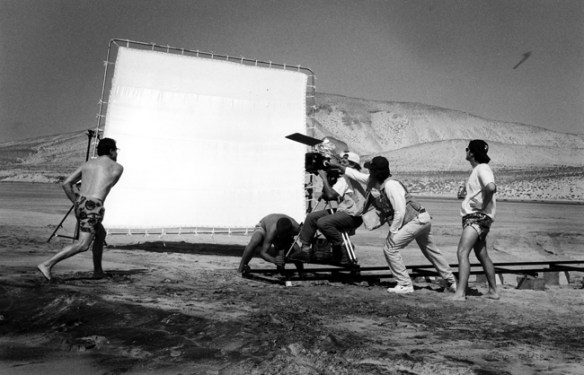 Rodaje de "Esposados" en Fuerteventura. Pedro Mari Sánchez (i) lanza el boomerang. Juan Antonio Castaña, en la silla de cámara. Juan Carlos Fresnadillo, de pie a la derecha. / EMILIO PRIETO-LA MIRADA