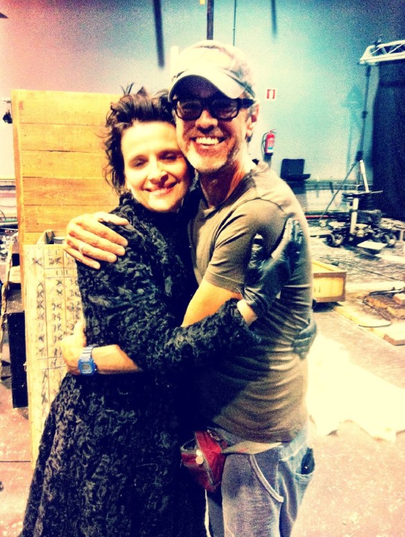 Paco Rodríguez se abraza a Juliette Binoche en el rodaje de "Nadie quiere la noche" / OAC