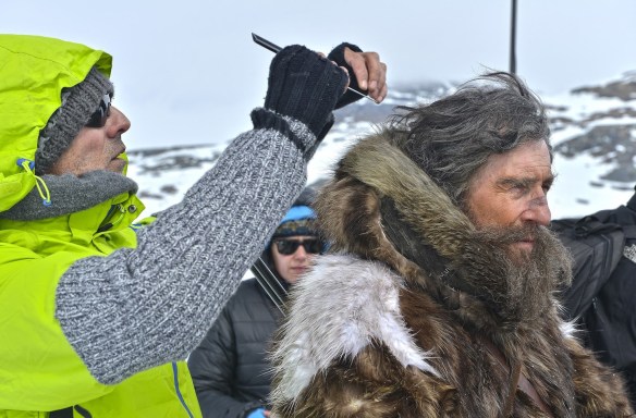 Paco Rodríguez peina al actor Gabriel Byrne, en el papel del explorador Robert Peary, durante el rodaje de "Nadie quiere la noche" en Finse (Noruega).
