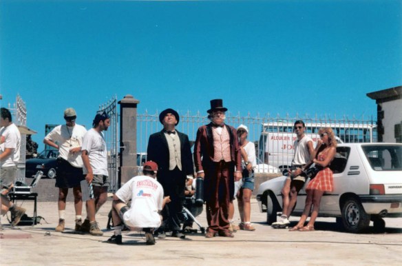 Verano de 1996. Faro de Orchilla (El Hierro). Rodaje de "La Raya" (Andrés M. Koppel). El entrevistado, Paco Rodríguez, es el segundo por la derecha, apoyado en el coche, junto a Cristina (maquilladora). El entrevistador, Luis Roca, es el segundo por la izquierda, con gorra verde y mirando unos apuntes en su bloc. A su derecha, Raúl García, auxiliar de cámara (hoy primer ayudante). De los actores, Bruto Pomeroy (i) interpretada al alcalde. En la secuencia intentaba hacer entrar en razón al torrero (Saturnino García) con ayuda del representante de la Reina de Inglaterra. / ARCHIVO LUIS ROCA