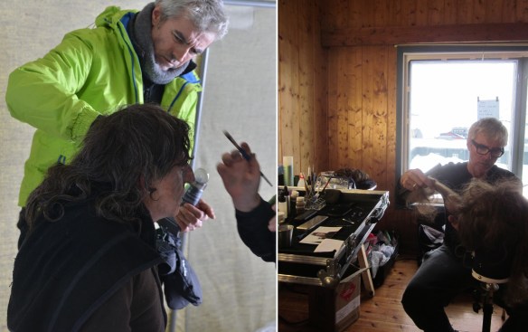 Paco Rodríguez peina a Gabriel Byrne (i), y trabajando con un postizo durante el rodaje de "Nadie quiere la noche" / OAC