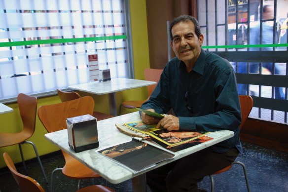 Miguel Aristu en su cafetería con las revistas de los años 70 en que solía aparecer / LUIS ROCA ARENCIBIA