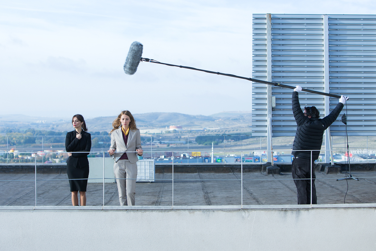 Maribel Verdú y Bárbara Goenaga, en un momento del rodaje de "La punta del iceberg" / Julio Vergne