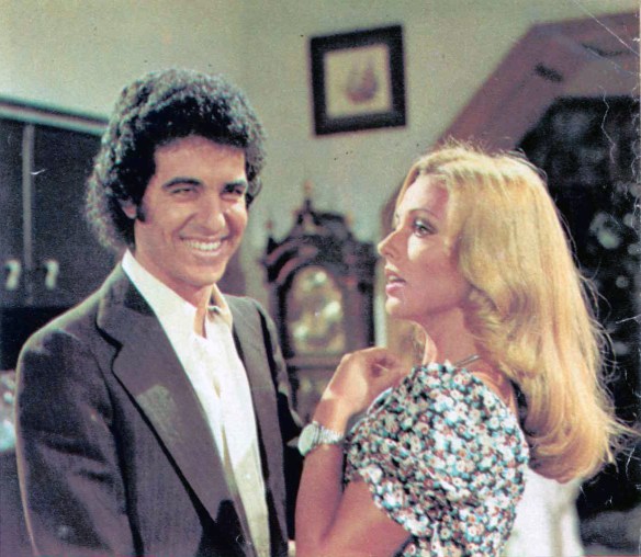 Miguel Aristu con Silvia Tortosa en una revista Teleradio de 1974. / OAC