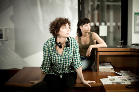 Icíar Bollaín, en primer término, y Anna Castillo, en el rodaje de "El olivo". / MARINO SCANDURRA