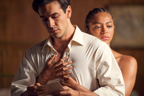 Mario Casas y Berta Vázquez, en un fotograma de "Palmeras en la nieve" (2015) / OAC