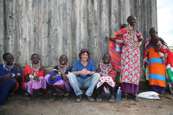Ayoze O'Shanahan con un grupo de mujeres masái. / OAC
