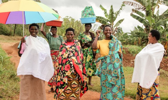 Grupo de mujeres en una Imagen del proyecto "Loving the Enemy", sobre el Genocidio ruandés. / AYOZE O´SHANAHAN