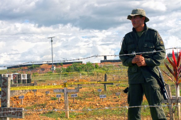 Fosa común en la Macarena, donde fueron descubiertos más de 2.000 cadáveres. / AYOZE O'SHANAHAN