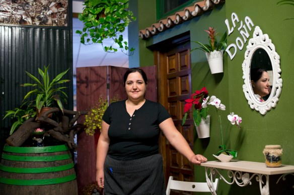 La especialidad, , la heredó Meri de su madre. En la foto, la cocinera a la entrada del restaurante. / LUIS ROCA ARENCIBIA