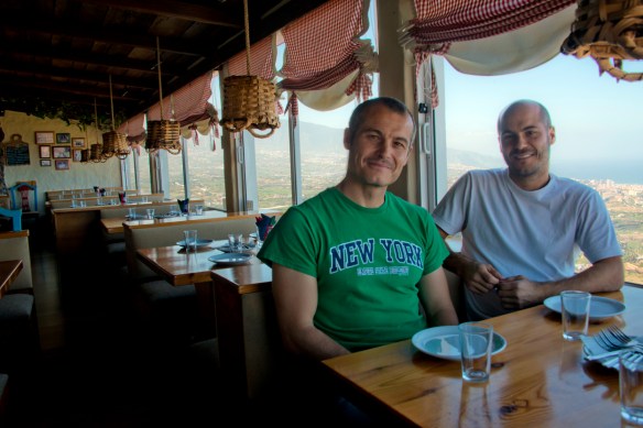 Los hermanos Mario y Fabián Torres en el altamente recomendable "El calderito de la Abuela" / LUIS ROCA ARENCIBIA
