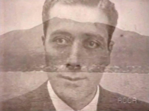 El momento del documental que recuerda a los represaliados en el campo de concentración de La Isleta une imágenes de víctimas de Franquismo con la montaña del Vigía mientras se escucha la canción 